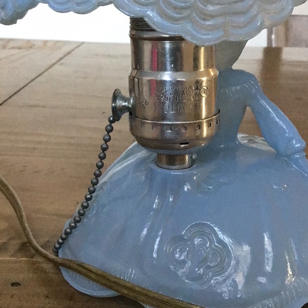 Vintage collectible L.E. Smith "Southern Belle" boudoir lamp. - Picture 8 of 13